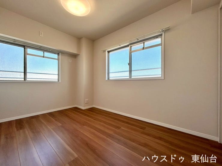 角部屋2面採光の明るい洋室になっております!