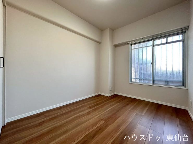 北向きの窓から優しい日差しが差し込む4.7帖の洋室になります!