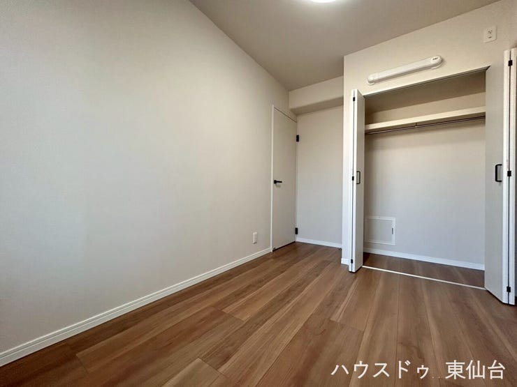 奥行きたっぷりのクローゼットで、季節物もラクラク整理。