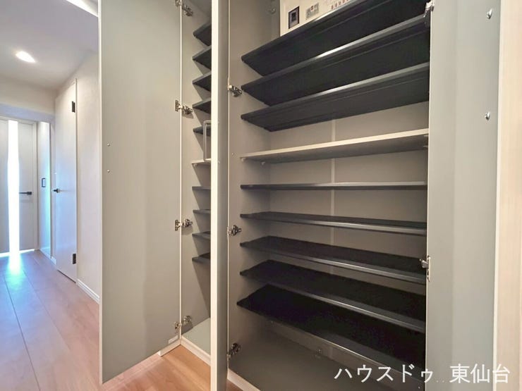 ついつい増えてしまうお気に入りの靴を大切に保管できるスペースが備え付けられております。玄関も広々お使いいただけますね。