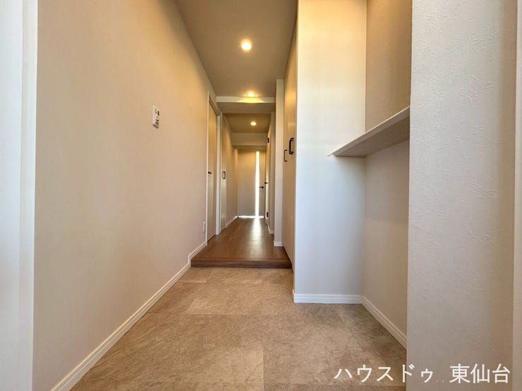 タイルと木のコントラストが映える、上質なエントランス。