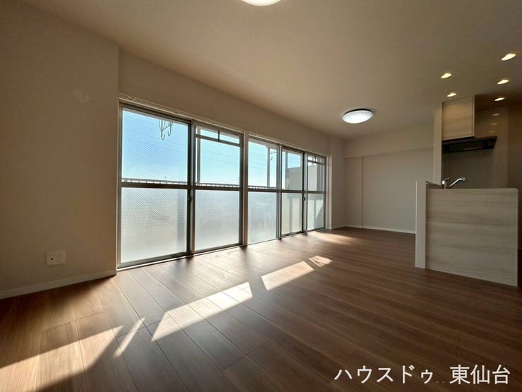 リビングダイニングキッチンは15.2帖!南向きで日当たり良好♪