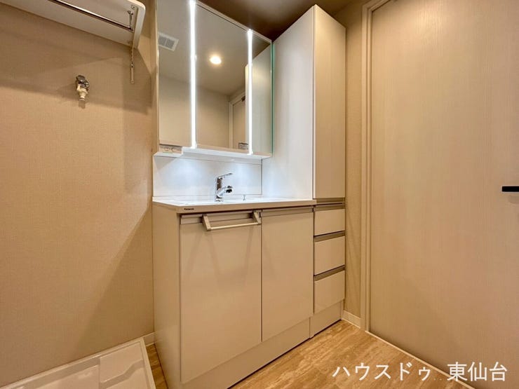 洗面化粧台はうれしい3面鏡!収納たっぷりで、忙しい朝もスムーズに。