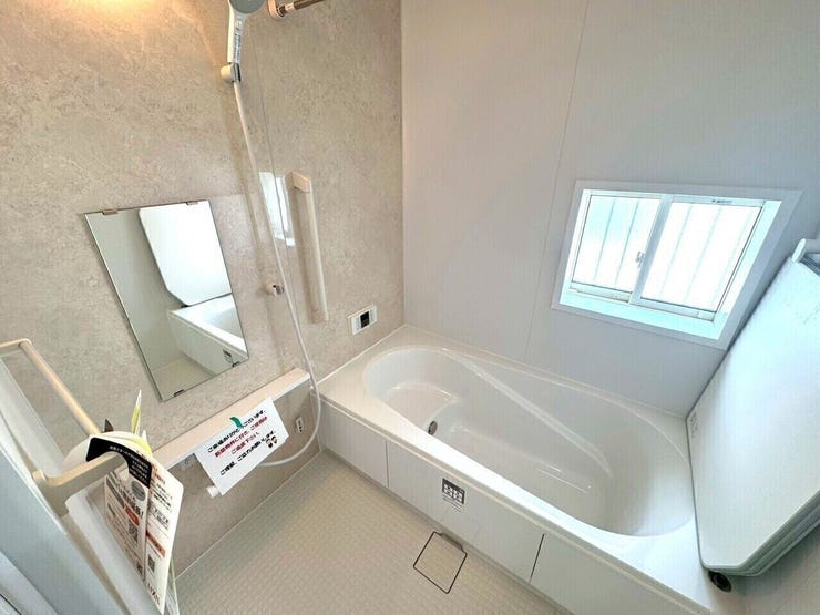 自然光を取り込むことで、日中は照明を使わなくても明るい浴室になります。電気代の節約にもなりますね。