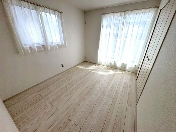 洋室はシンプルなデザインが特徴で、インテリアの自由度が高いのでお好きなお部屋にするのもいいですね。