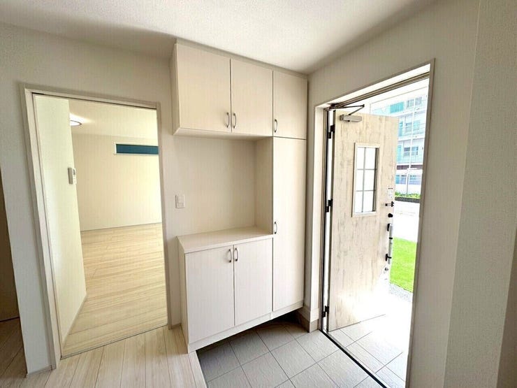 自然光が差し込む明るい玄関は、毎日の帰宅が楽しみになる空間。お客様を迎える第一印象にもぴったりです♪