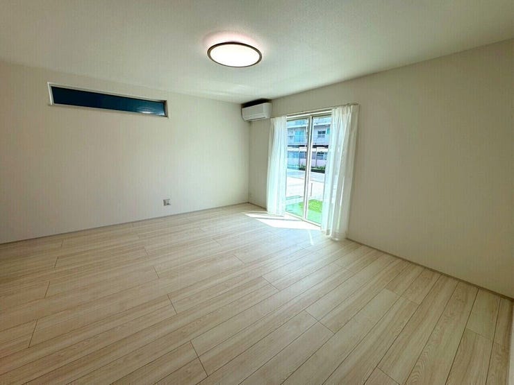 広々としたリビングは、天井が高く、大きな窓から自然光がたっぷり入ります。家族でくつろいだり、子どもの遊び場としても安心して使えます