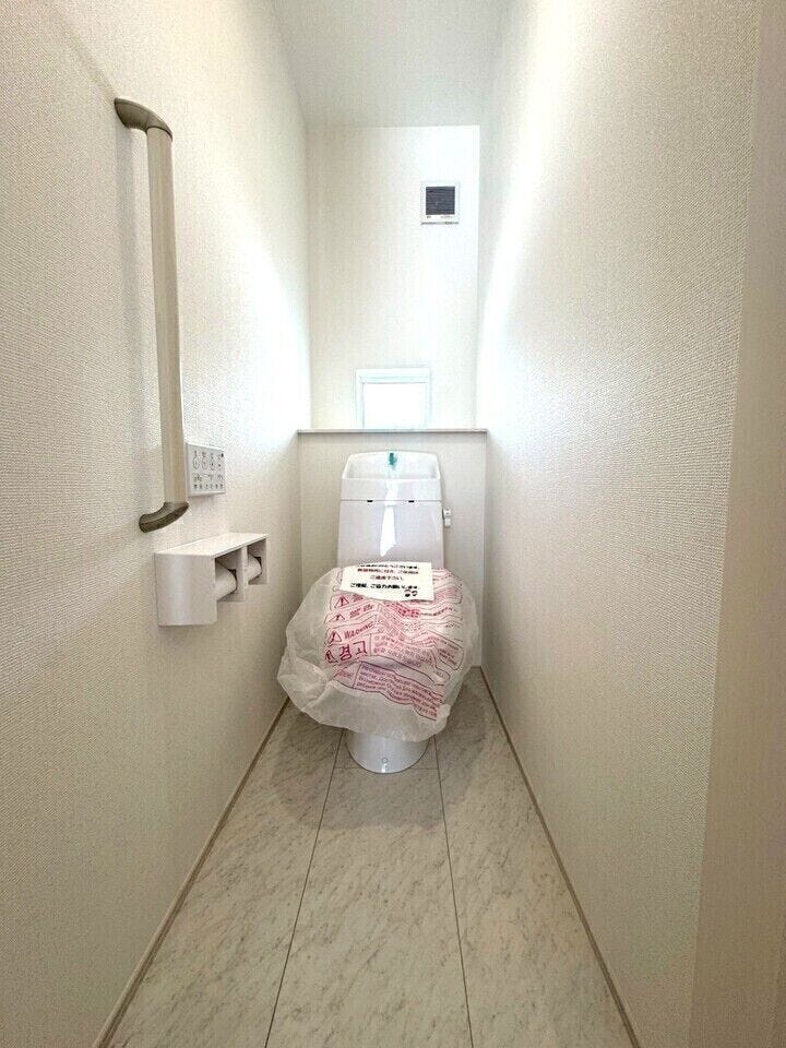 白を基調とした清潔感のあるデザイン。圧迫感のない広さで、小さなお子様からご年配の方まで快適に使えます。