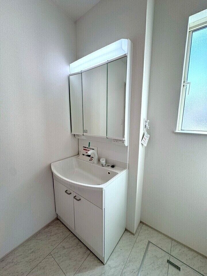 鏡裏が収納になっている為、スキンケア用品や日用品が収納可能です。見た目がすっきりする上、埃がつきにくく清潔に保てます。