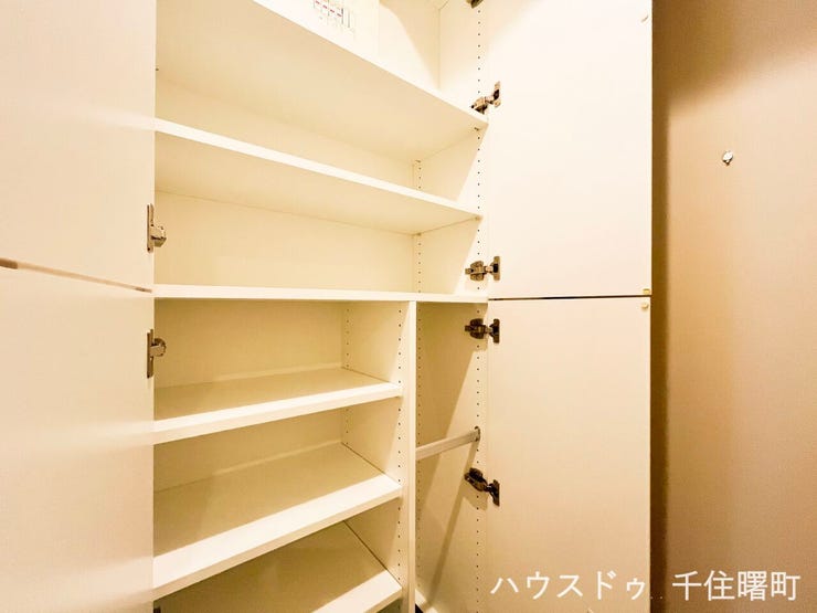 【家族みんなの靴をすっきり収納!大容量シューズボックス】
玄関をいつも綺麗に保てる、トールタイプのシューズボックス。棚板は高さを自由に変えられるので、ブーツや長靴もすっきり収納できます。