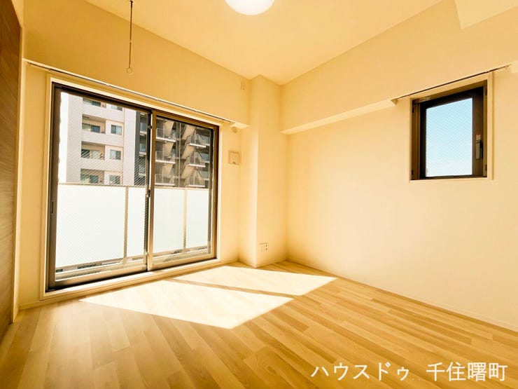 【二面採光で一日中明るい、心地よい角部屋】
2つの窓からたっぷりの光と風を取り込める、開放感あふれるお部屋。朝は気持ちの良い陽光で目覚め、日中も明るい空間で過ごせます。