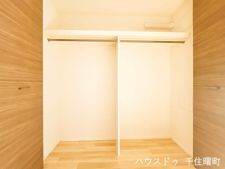 【ご夫婦でも使いやすい、大容量のクローゼット】
ハンガーパイプが2本設置されており、ご夫婦で使い分けたり、季節などで衣類を分けたりできます。お部屋をすっきりと見せるための頼もしい収納力です。