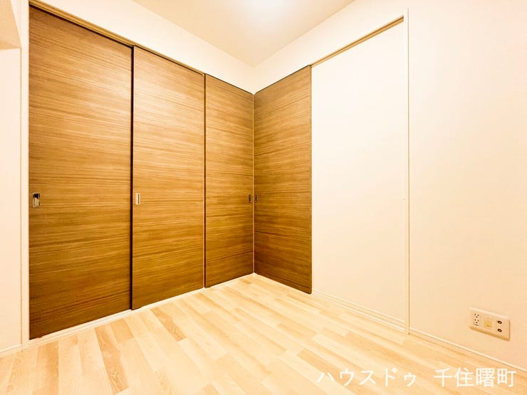 【ライフスタイルに合わせて使える、リビング隣接の洋室】
壁一面の引戸を開ければ、リビングと一体の広々とした空間に。扉を閉めれば、独立した寝室やワークスペースとしてプライバシーを確保できます。