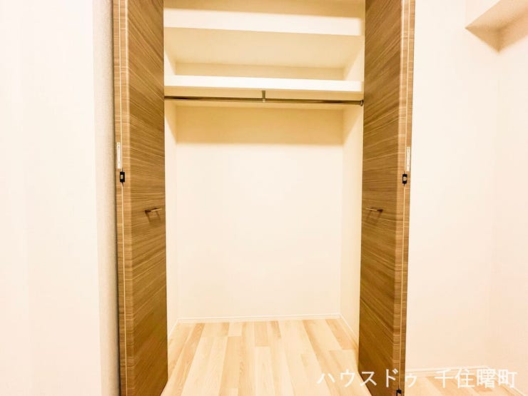 【各居室に収納を完備。機能的なプライベート空間】
衣類や小物をしっかり収納できるクローゼットを設置。ハンガーパイプの上には枕棚付き、小物の収納に便利。中身が見やすいのも使いやすいポイントです。