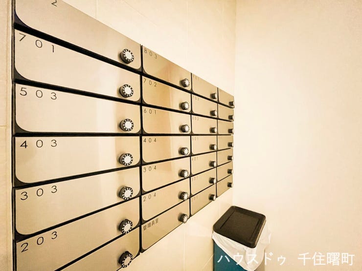 【プライバシーに配慮したダイヤルロック式メールボックス】
ダイヤルロック式のため、プライバシーがしっかりと守られます。ゴミ箱も設置されており、細やかな配慮が感じられます。