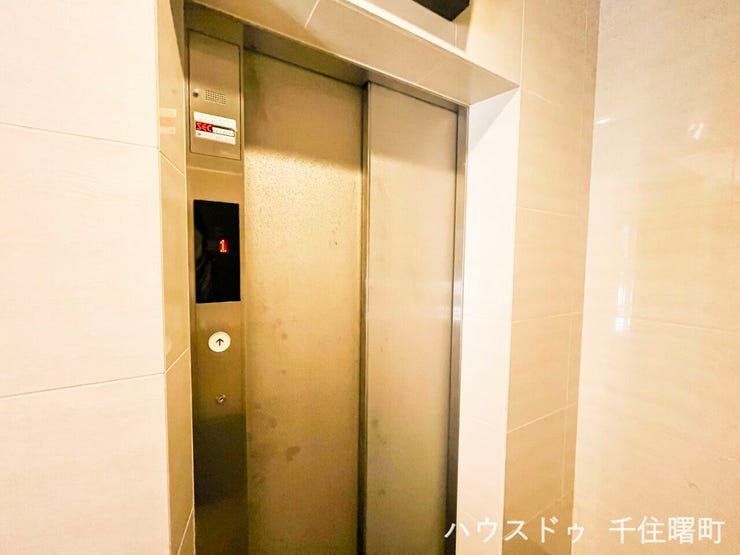 【日々の移動を快適にサポートするエレベーター】
重い荷物を持った帰り道や、朝の忙しい時間帯の移動をスムーズにしてくれるエレベーターを完備。警備会社のセキュリティシステムも導入済み。防犯面も良好。