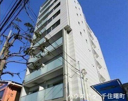 【都市に映える、洗練されたデザインのマンション】
青空に美しく映える、スタイリッシュな外観。
オートロックや宅配ボックスなど、日々の暮らしを快適かつ安全にサポートする共用設備も充実しています。