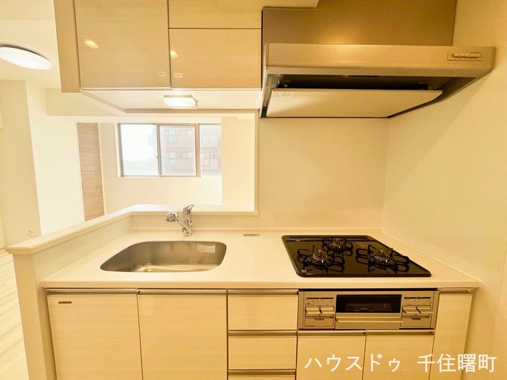 【家族との会話が弾む、対面キッチン】
リビングを見渡しながら料理ができる対面キッチンは、小さなお子様がいるご家庭にも安心。調理がはかどる3口ガスコンロや、十分な収納スペースを備え、使い勝手も良好。