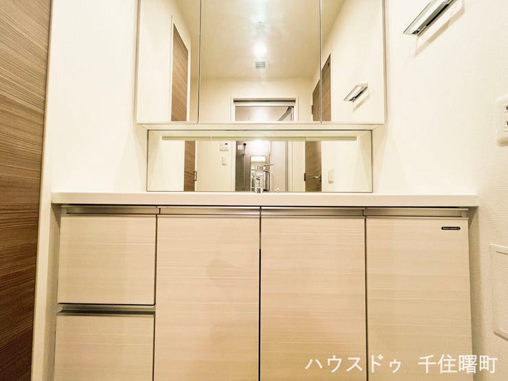【収納豊富でいつでもスッキリ。三面鏡付き洗面化粧台】
鏡の裏がすべて収納スペースになっている三面鏡タイプ。生活感を見せずに洗面台まわりをすっきりと保てます。チャイルドミラー付なのも嬉しいポイントです