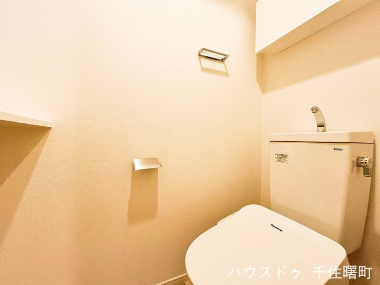 【シンプルで清潔感あふれる、快適なトイレ空間】
毎日使う場所だからこそ、シンプルで落ち着けるデザインに。温水洗浄便座を完備。備付の棚には、トイレットペーパーのストックなどを置くことができます。