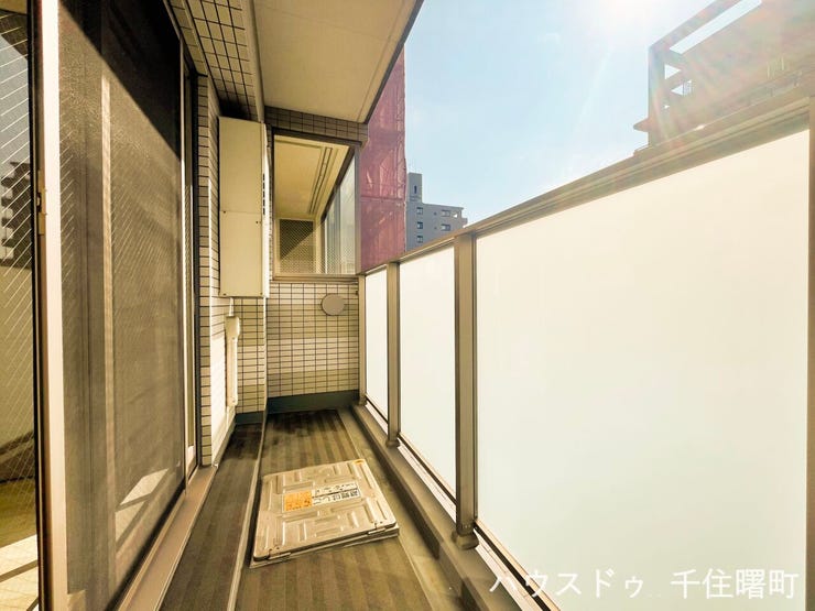 【日当たり良好!プライバシーにも配慮したバルコニー】
陽光が降り注ぎ、洗濯物が気持ちよく乾くバルコニー。すりガラス調のパネルが外からの視線を程よく遮ってくれ、プライバシーもしっかり確保できます。