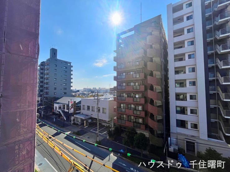 【開放感あふれる眺望で、心安らぐひとときを】
日当たりと風通しの良さは、この眺めからもご確認いただけます。晴れた日には青空が心地よく、日々の暮らしに潤いと開放感をもたらしてくれます。