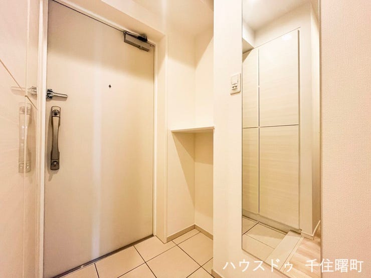 【一日の始まりと終わりを迎える、明るく機能的な玄関】
白を基調とした玄関スペース。壁には鍵や小物を置けるカウンター付。お出かけ前に全身をチェックできる姿見付きのシューズボックスも嬉しいポイントです。