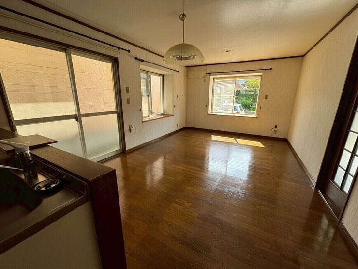 キッチンからリビングの様子を確認することができます。