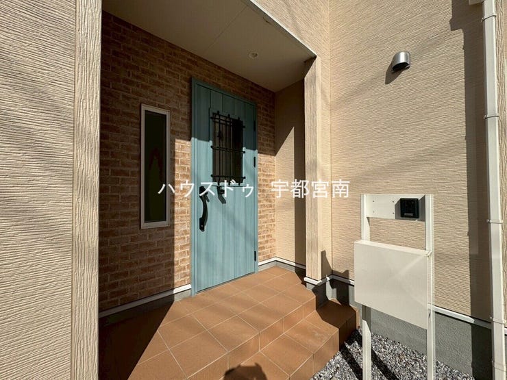 玄関扉がブルーで爽やか♪