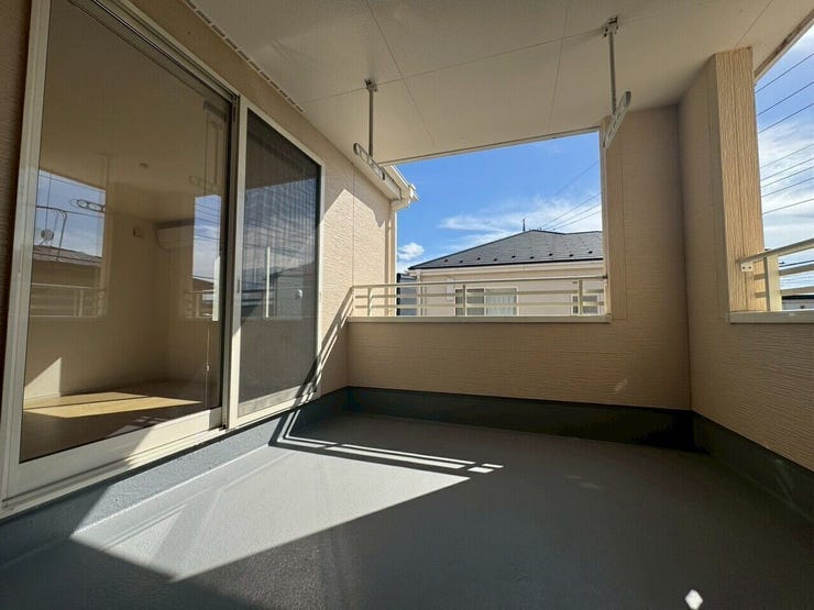 インナーバルコニーで洗濯物を干すだけでなく、椅子を置いて読書や日光浴も楽しめます◎