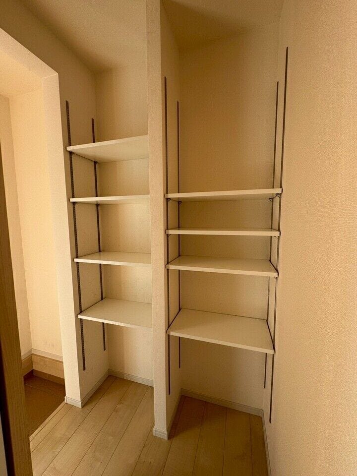 可動棚で高さのあるものの収納も可能です!