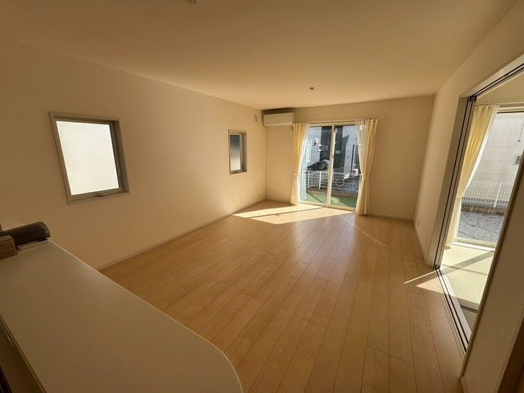 キッチンからリビングの様子を確認することができます。