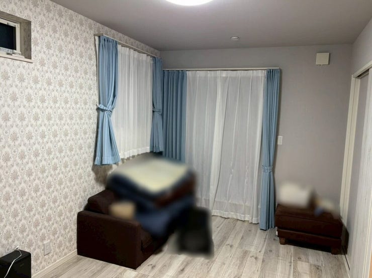 落ち着いた色合いの主寝室は、一日の疲れを癒す安らぎの空間。窓から光が差し込み、朝も心地よく目覚められます。