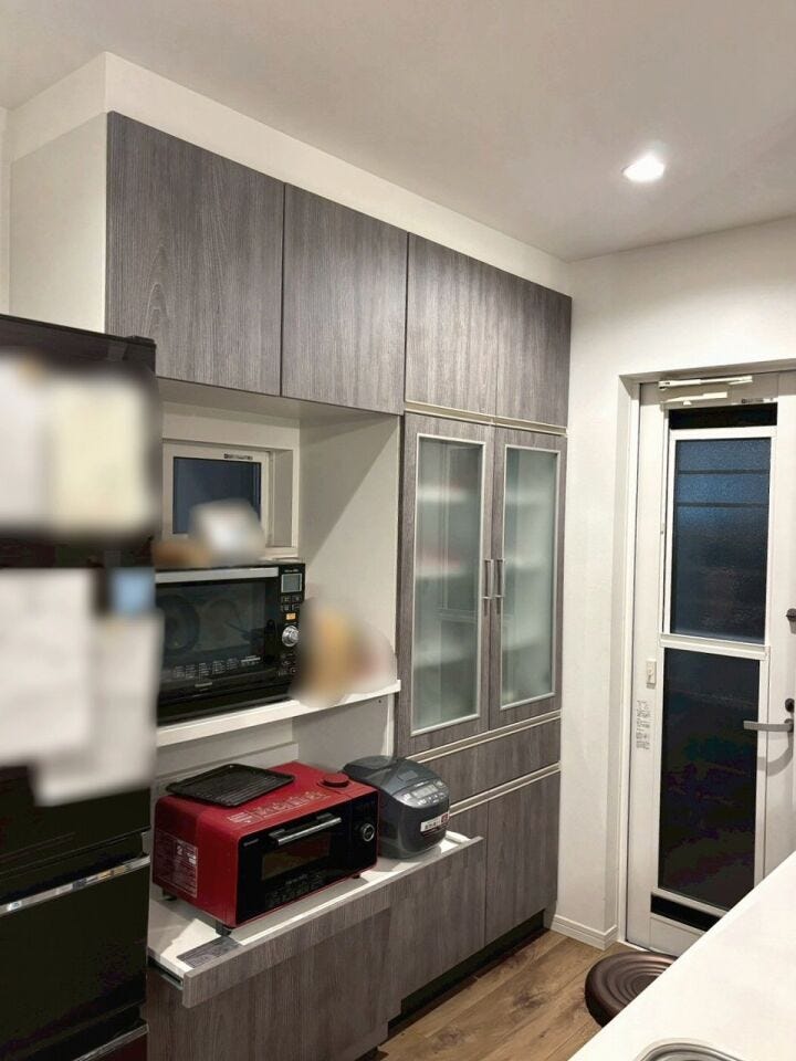 ・広々としたキッチンは、家族と一緒にお料理を楽しむ時間にぴったり!収納もたっぷりあるので、調理器具や食器もすっきり片付きます。毎日のお料理が楽しくなる空間です。