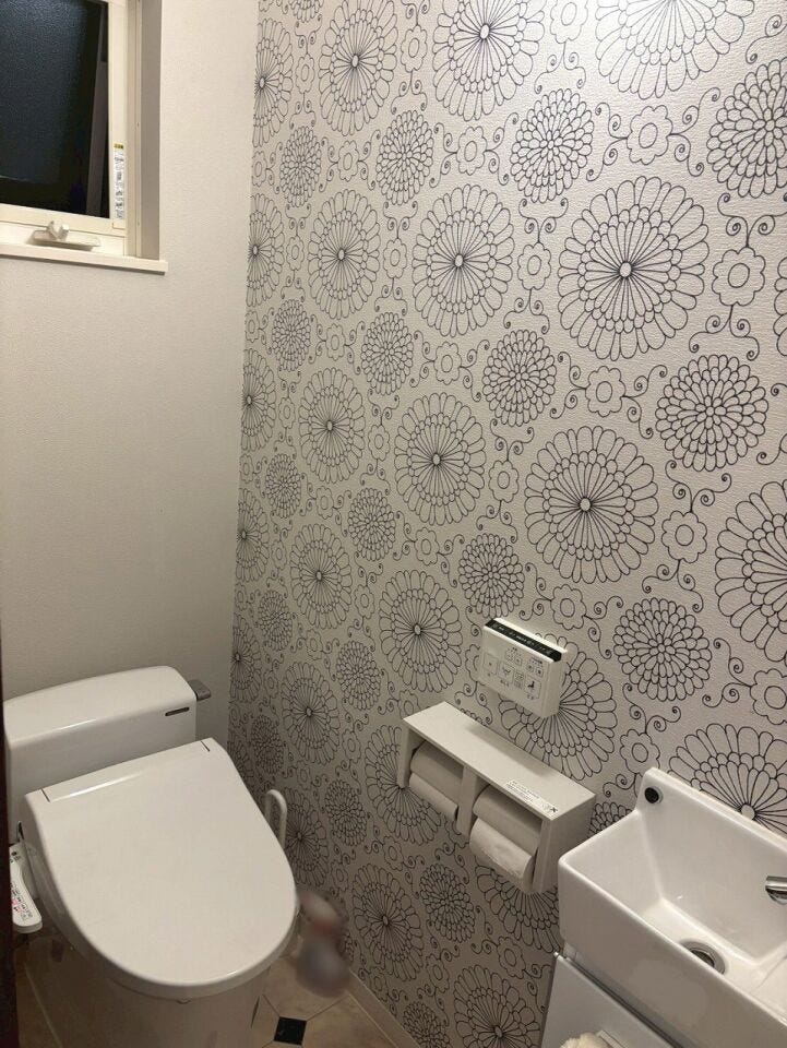 ・シンプルで使いやすいデザインのトイレです。温水洗浄便座付きで衛生的に保てるのも嬉しいポイント。落ち着いた色合いで、ゆっくりと過ごせる空間になっています。