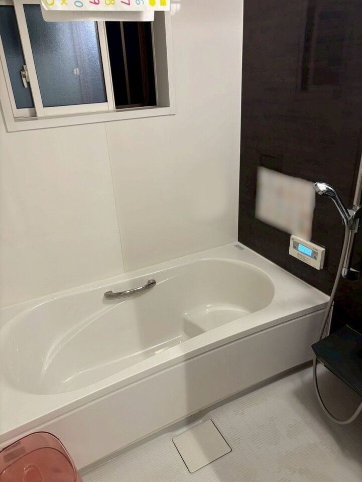 追い焚き機能付きで、いつでも温かいお風呂に入れるのが魅力。広めの鏡とシンプルなデザインで、毎日のバスタイムが楽しみになる浴室です。清掃しやすい仕様なのも嬉しいポイントです。