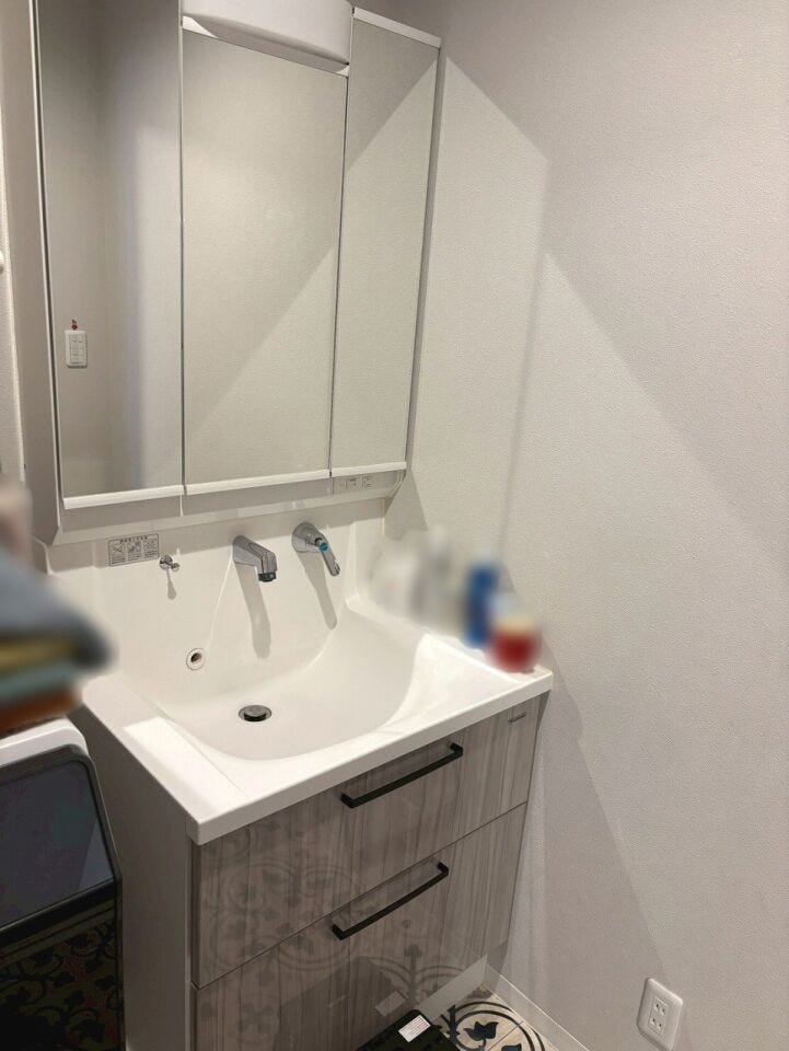 三面鏡付きの洗面台は、毎日の支度がスムーズにできてとても便利。収納力もあるので、すっきりとした空間を保てます。