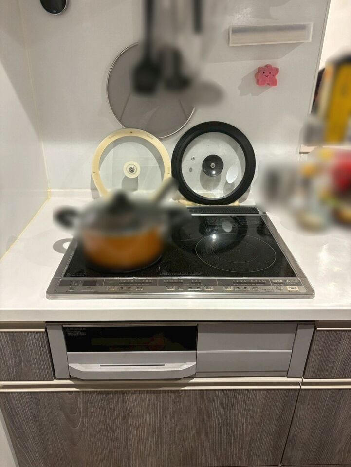 三口IHコンロ付き、火を使わず安全に調理が可能。忙しい家庭でも安心してお料理を楽しめます。