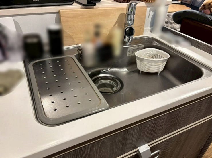 清潔感のあるシンクは、深さも十分で大きなお鍋やフライパンも楽に洗えます。水はねしにくいのも嬉しいポイント。毎日の家事が楽しくなります。