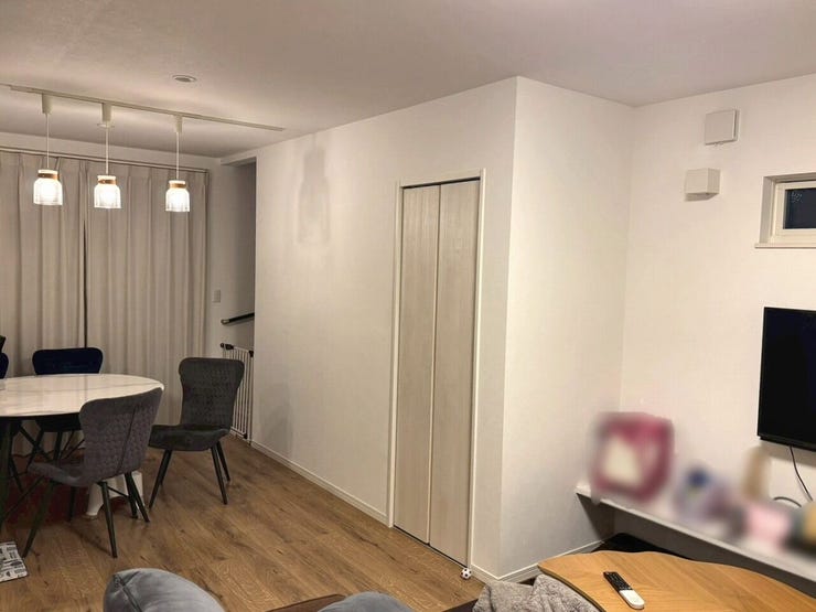 リビングはナチュラルな色合いでまとめられ、家族が集まる時間をより心地よく演出します。窓から入る光で、日中は自然の明るさを感じながら過ごせます。