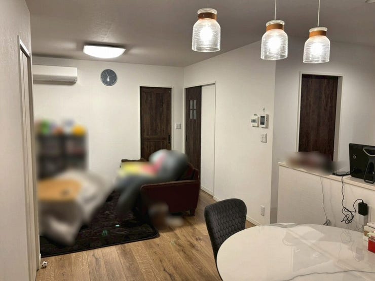 広々としたリビングは、お子さまの遊び場や家族団らんにもぴったり。落ち着いた色調とシンプルなデザインで、生活シーンが自然に広がる空間です。