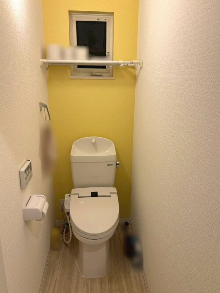 清潔感のあるトイレです。温水洗浄便座付きですので毎日快適にご利用いただけます。小窓があるため換気もでき、明るく爽やかな空間です。