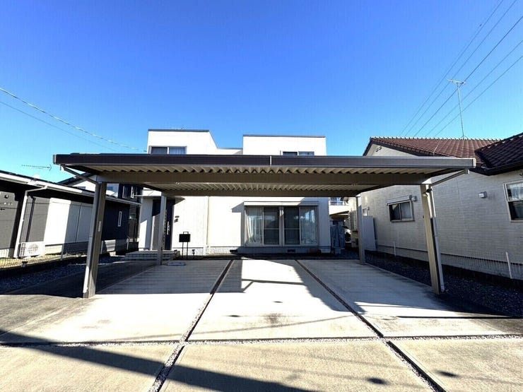 駐車場は並列3台可能です。