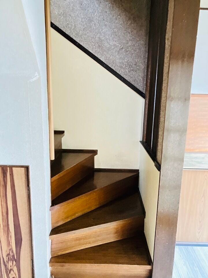 手摺付きの階段で安心ですね。