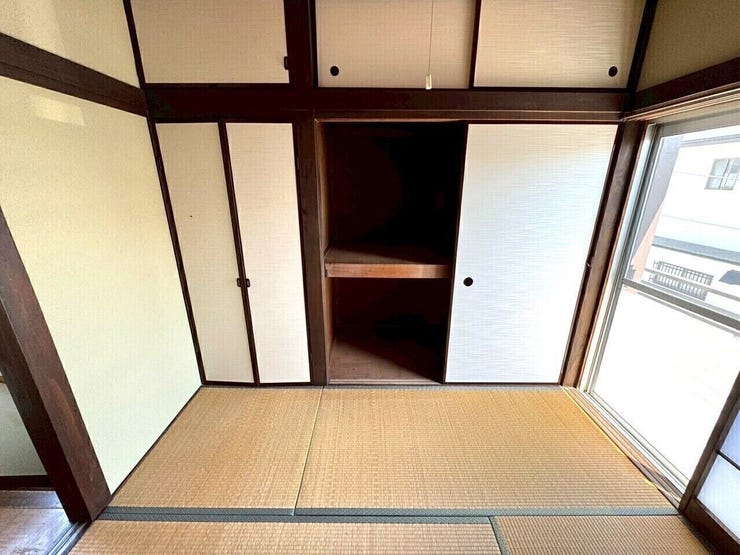 和室:押し入れは収納力があり、日常生活に便利な空間です。