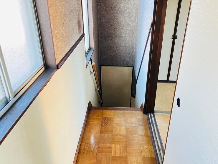 廊下には窓が2面ついています。