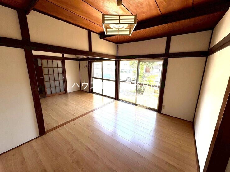 【外観】
現地写真:内観【居間】
キッチンとの動線はリビング・居間としても使えますね♪