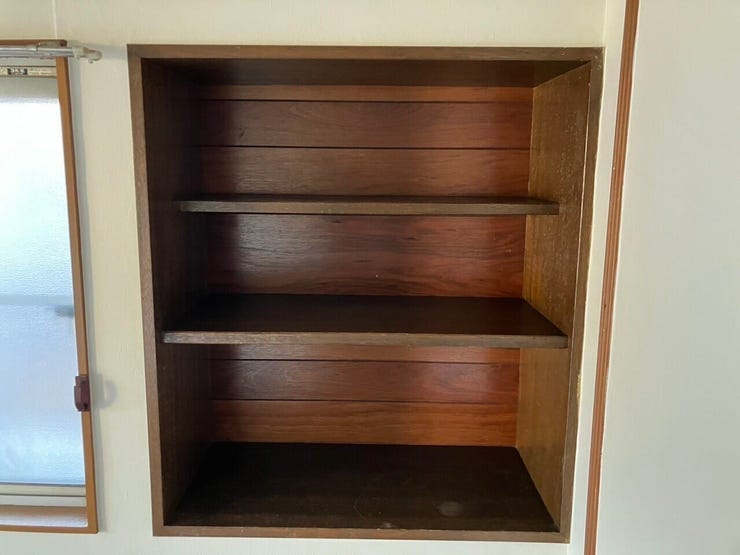 2階洋室の棚付き収納で自分好みのインテリア用具を置くのもいいですね。