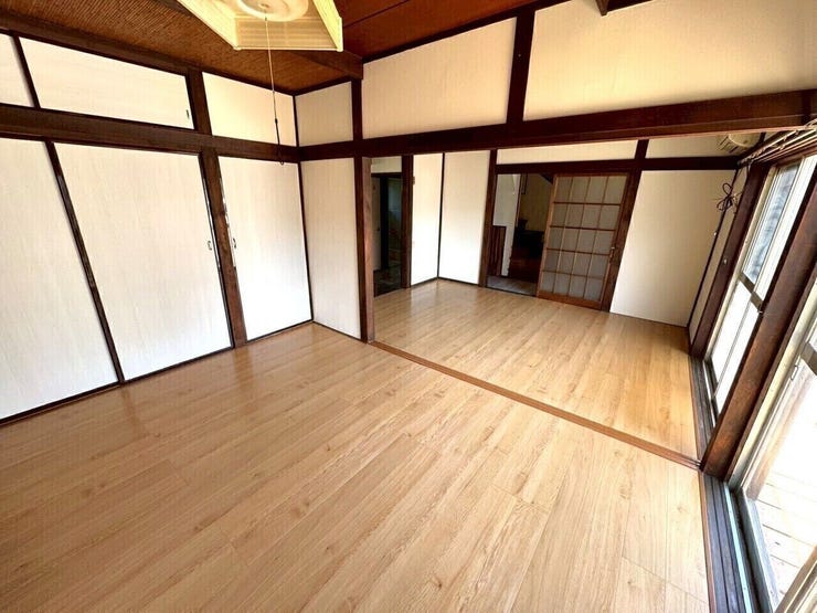 フローリングにリフォームしたので重量のかかる家具を置いても問題なしですね。日当たりも良好で日中は電気をつけなくて済むので節約にもなりそうです。