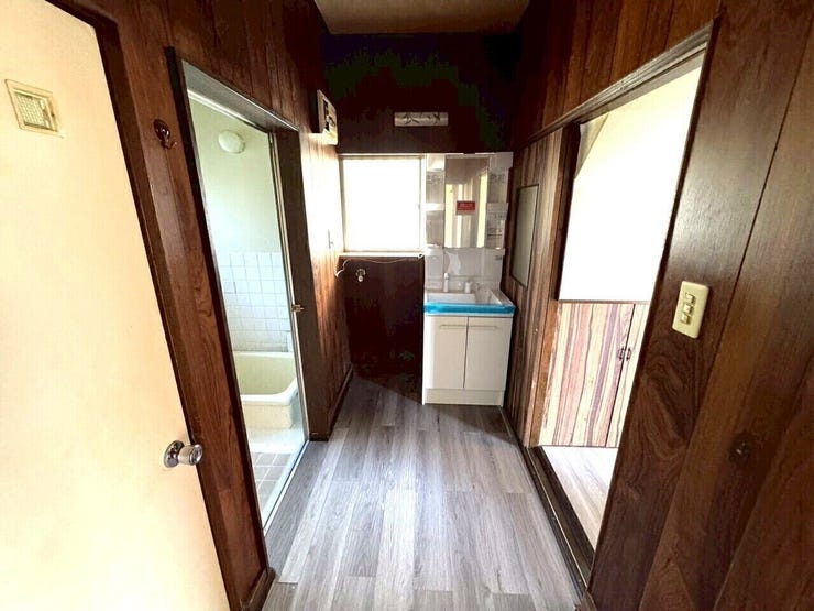 洗面台は新品に取り換え済みです。
床のフロア材も張替え済みです。